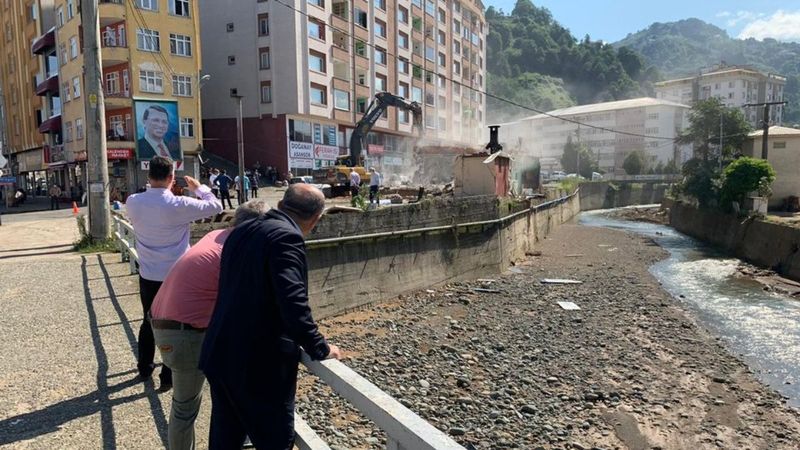 Rize'de dere yatağında bulunan 4 iş yeri yıkıldı