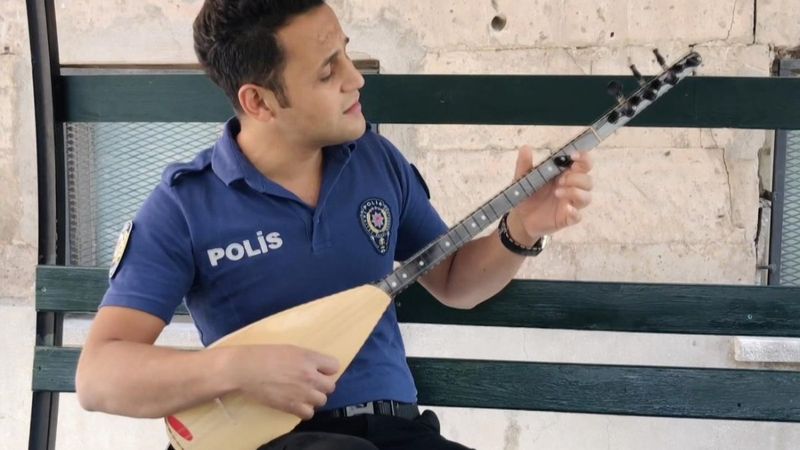 Aksaray'da saz çalıp türkü söyleyen polis binlerce kez izlendi