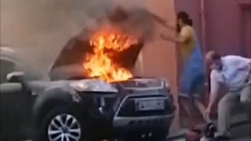 Beyoğlu'nda yanan cipini kendisi söndürmeye çalıştı