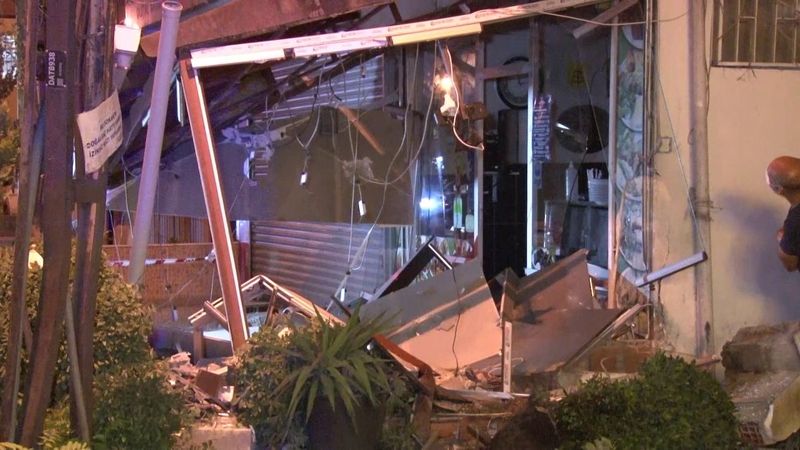 Ataşehir'de bir otomobil restorana daldı