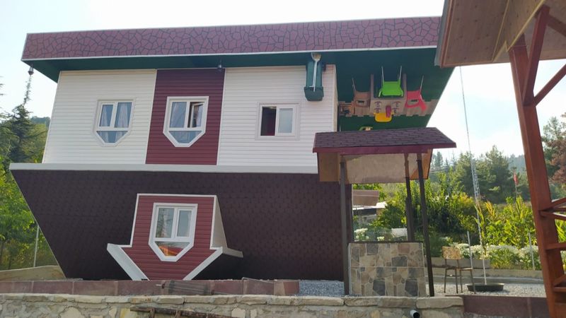 Mersin'de bir çiftçi 2020 ters gitti diyerek ters ev yaptı