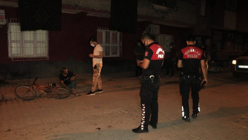 Adana'da evli bir kadını takip eden kişi dayak yedi