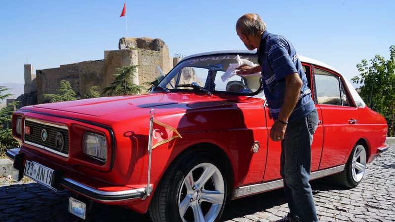 Elazığ'da bin TL'ye aldığı aracı lüks otomobile çevirdi