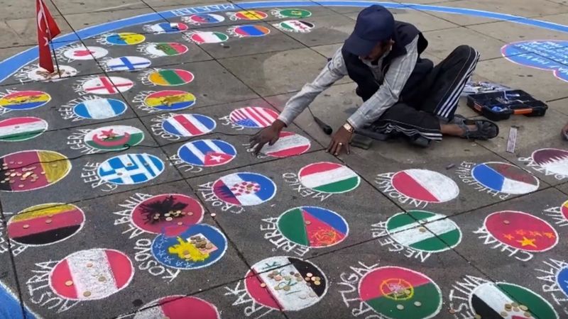 Almanya'da ülke bayraklarını yere çizen sanatçı Türk bayrağını asmayı tercih etti