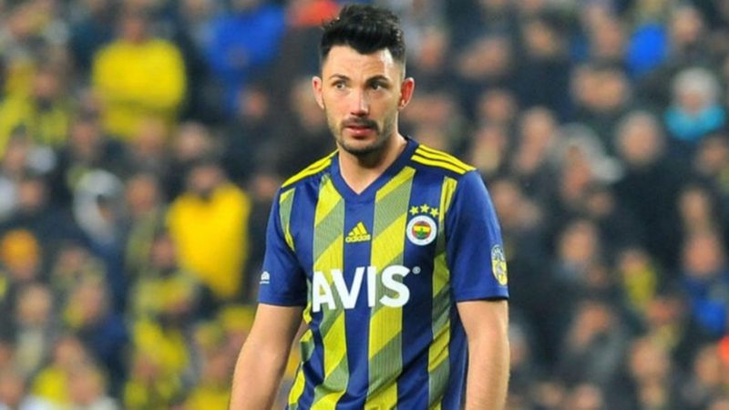 Fenerbahçe Tolgay Arslan ile yollarını ayırdı