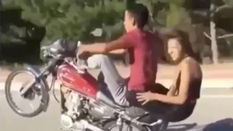 Antalya'da tek teker üzerindeki tehlikeli yolculuğa ceza yazıldı