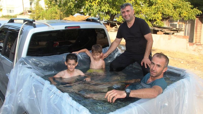 Amasya'da çocuklar pikap kasasında serinledi