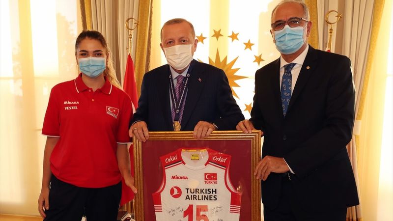 Cumhurbaşkanı Erdoğan, Avrupa şampiyonu voleybolcularımızı kabul etti