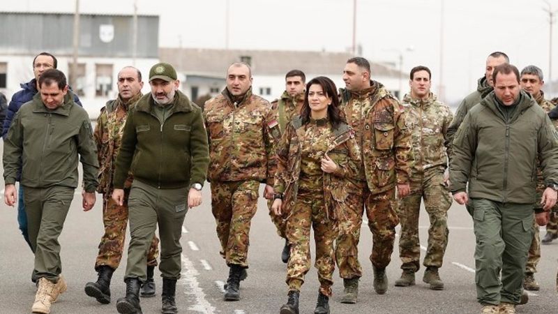Ermenistan Başbakanı'nın eşi kadınları saldırı için hazırlıyor