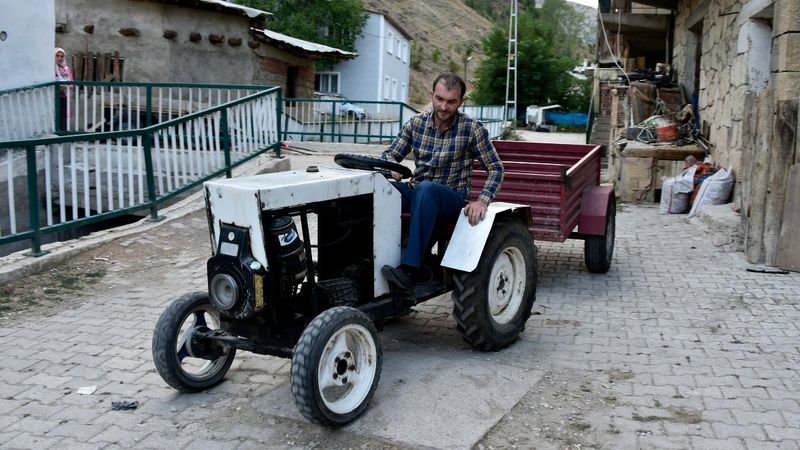 Gümüşhane'de traktör almaya para yetmeyince, kendisi yaptı