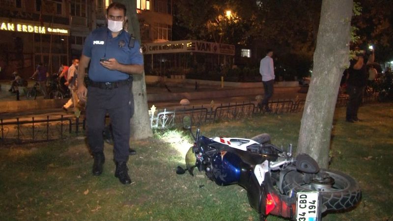 Fatih'te polisten kaçan motosiklet sürücüsü kaza yaptı