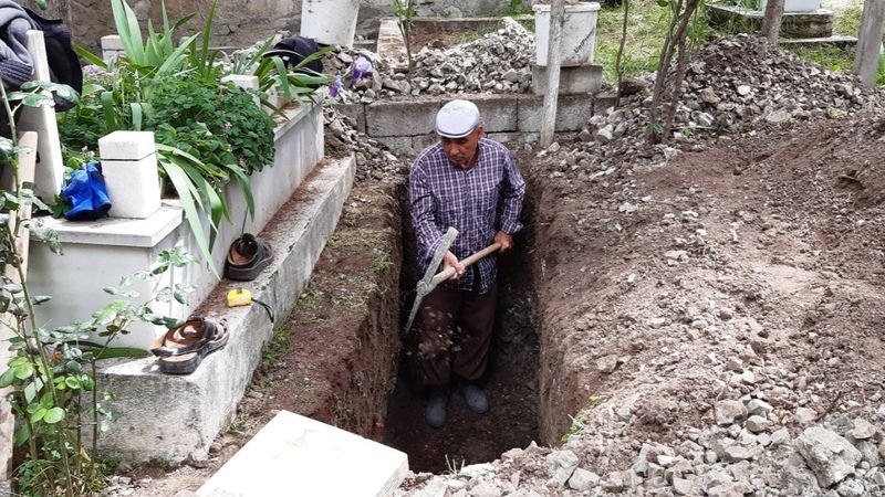 Balıkesir'de kendi mezarını kazan vatandaş