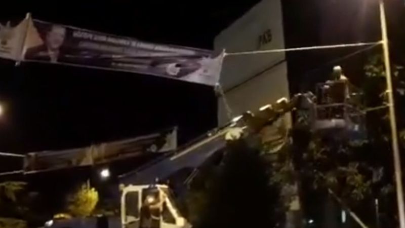 İBB zabıtaları Göztepe Şehir Hastanesi için asılan pankartları kesti