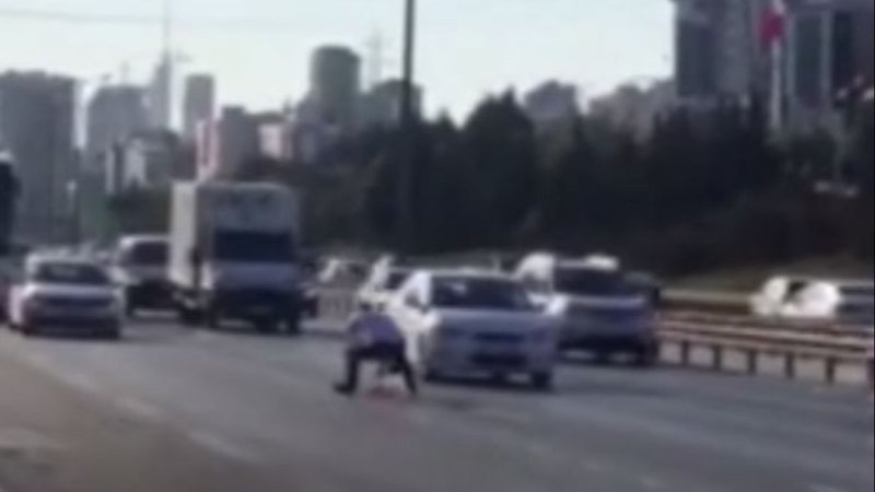 İstanbul'da hayatını riske atarak Türk bayrağını yerden kaldıran vatandaş