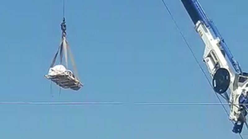 Evinde ölü bulunan adamın cesedi vinçle çıkartıldı