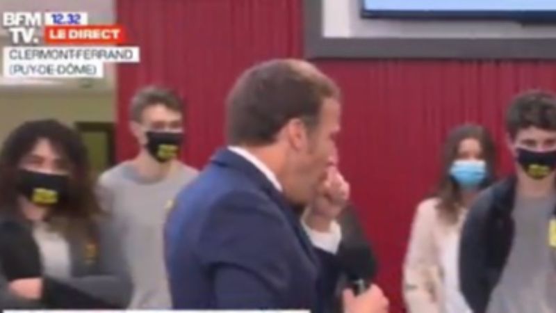 Fransa Cumhurbaşkanı Emmanuel Macron, salgın tedbirlerini anlatırken öksürüğe boğuldu
