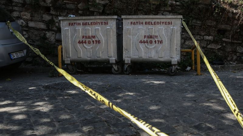 Fatih'te çöp konteyneri yanında bebek bulundu 