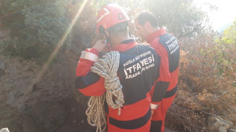 Muğla'da itfaiye ekipleri çukura düşen keçiyi kurtardı