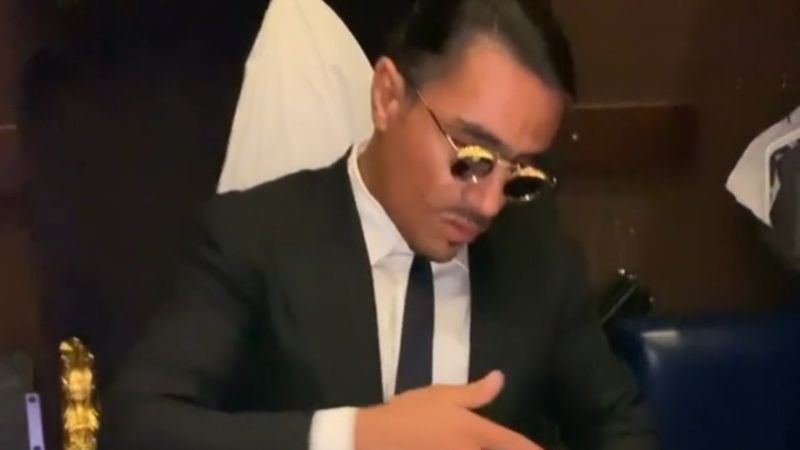 Nusret Cappuccino'ya altın serpiştirdi