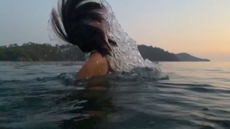 Azra Akın'dan denizde paylaşım