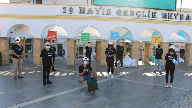 Marmaris'te öğrenciler maske dağıttı