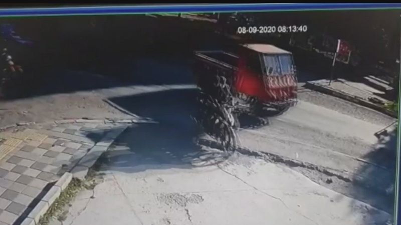 Afyonkarahisar'da motosikletli gençlerin ölümden dönme anı kameraya yansıdı