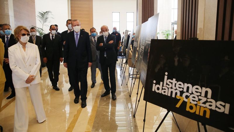 Cumhurbaşkanı Erdoğan, Tansu Çiller'e 12 Eylül fotoğraf sergisini gezdirdi