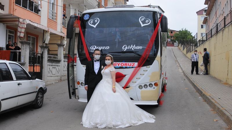 Kocaeli'de servis midibüsünü gelin arabası yaptı