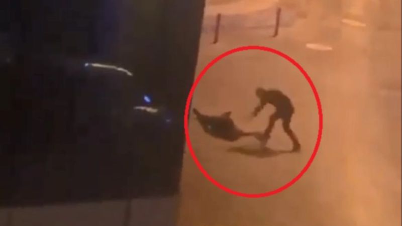 Bursa'da yaşlı adamı öldüresiye döven adam kamera ile kaydedildi