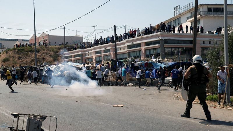 Yunan polisinden mültecilere biber gazlı müdahale
