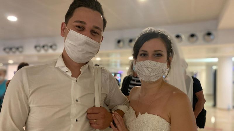 Almanya’dan gelinliğiyle Antalya uçağına bindi 