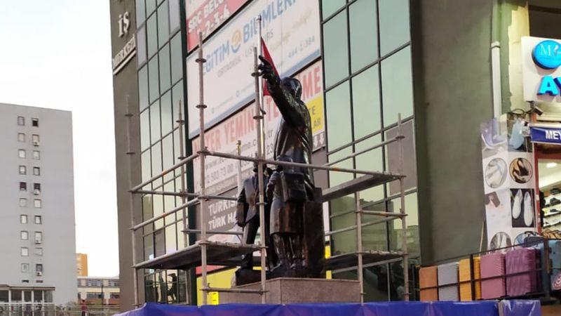 Şirinevler’de bulunan Atatürk heykeli parlatıldı