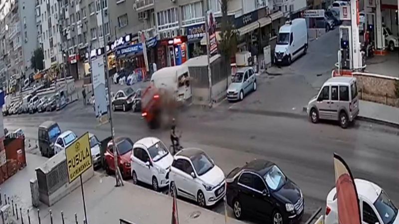 Karabağlar'da panelvan, park halindeki araçlara çarptı