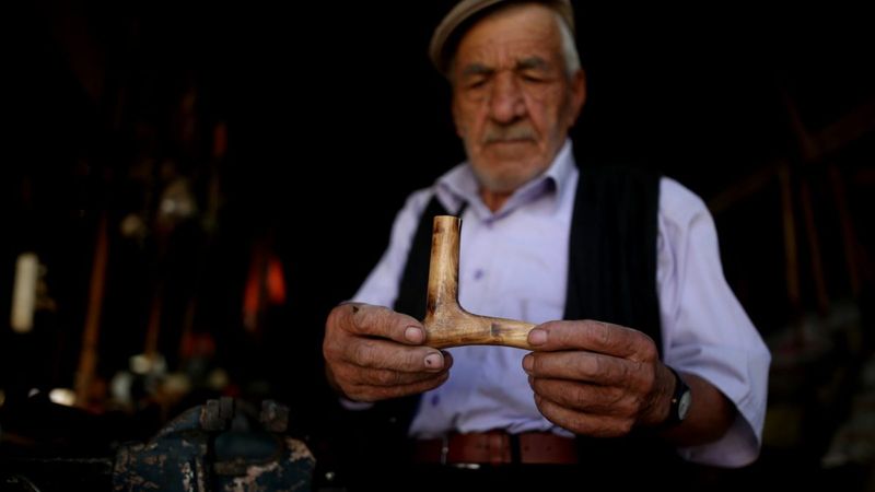 Bursa'da 78 yaşındaki vatandaş, baston üretmeye devam ediyor