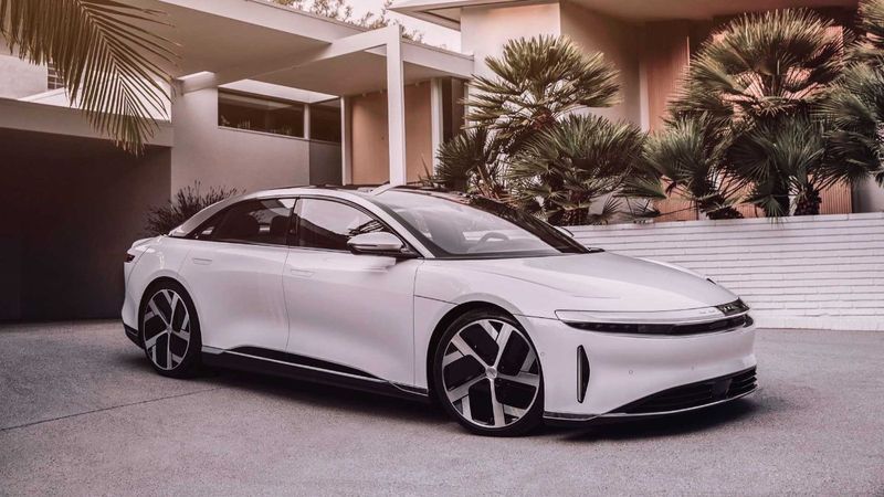 Tesla'nın rakibi Lucid Motors, yeni elektrikli lüks otomobilini tanıttı