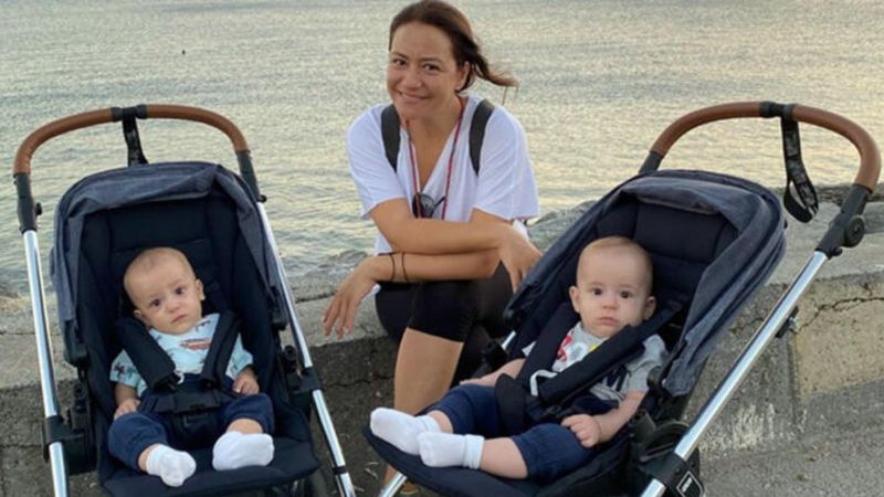 Ezgi Sertel, ikizleriyle gezdi