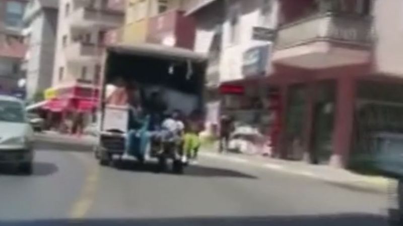 Pendik'te kamyonetin kasasında tehlikeli yolculuk kamerada