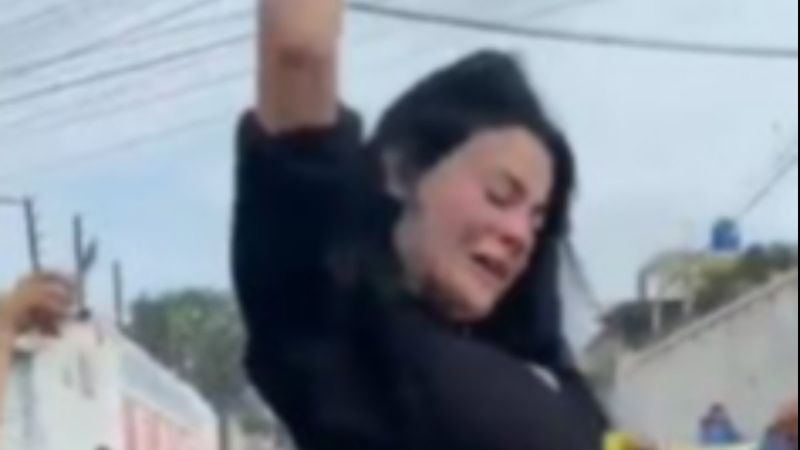 Tabutun üzerinde twerk yapan kadın