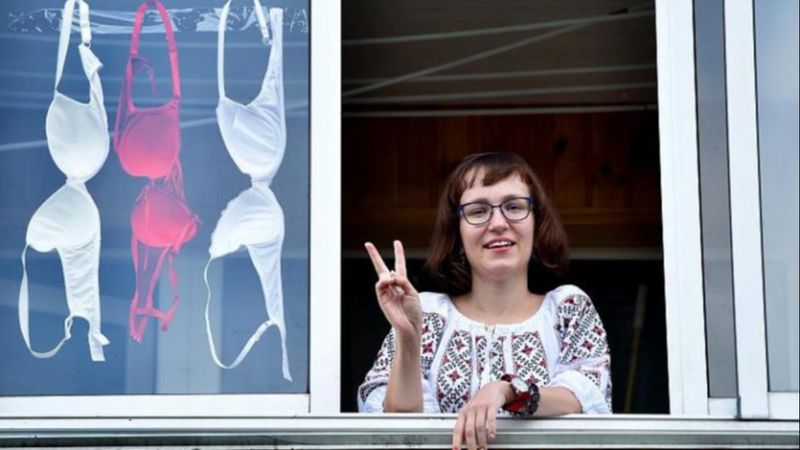 Belaruslu muhaliflerin iç çamaşırlı protestosu