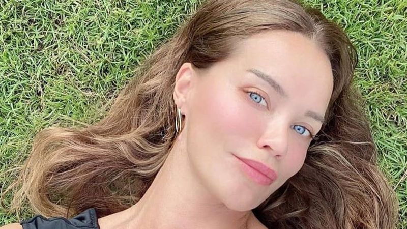 Ebru Şallı, amuda kalktı