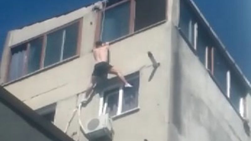Beyoğlu'nda camdan cama geçmeye çalıştı, 7'nci kattan aşağı düştü