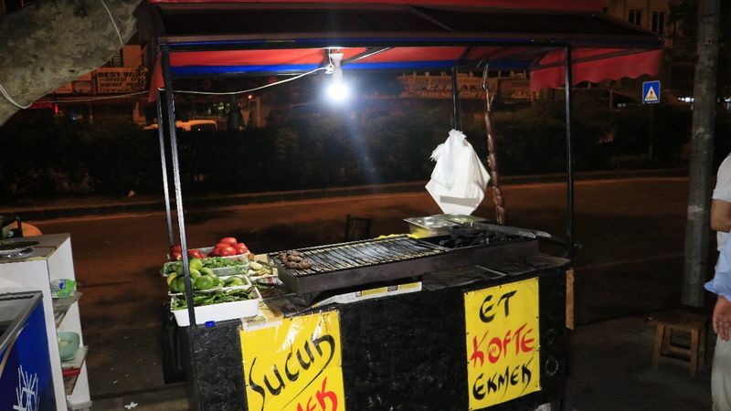 Adana'da bir kişi sokak satıcısını bıçakladı