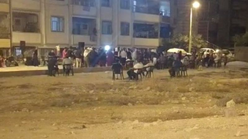 Şanlıurfa’da yasağa aldırış etmeden sokakta düğün yapıp halay çektiler