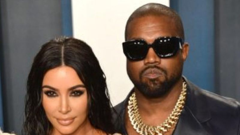 Kanye West, Grammy ödülünün üzerine işedi