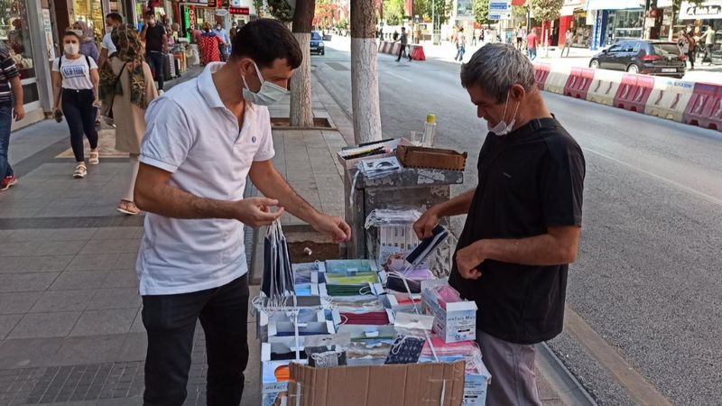 Malatya'da engelli baba, tıp kazanan kızını okutmak için maske satıyor