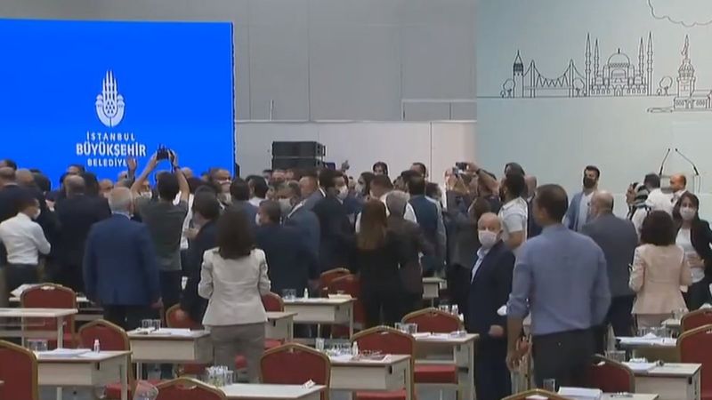 İBB Meclisi'nde tekme tokat kavga çıktı, toplantıya ara verildi