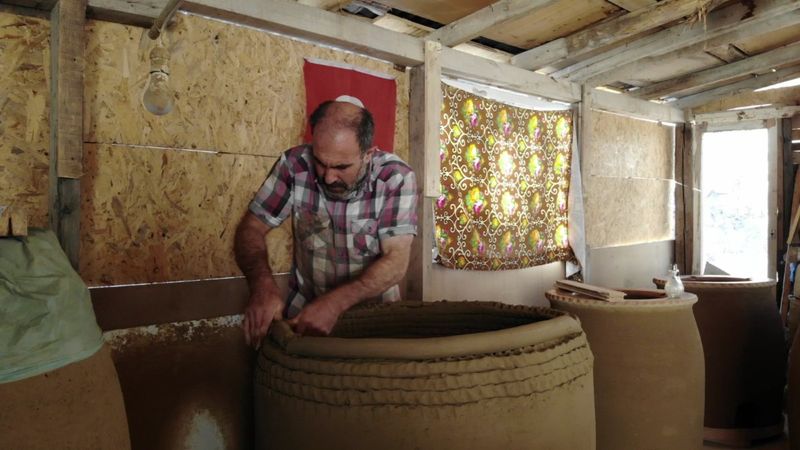 Bayburt'ta babadan kalma atölyesinde 40 yıldır çamura şekil verip, tandır yapıyor