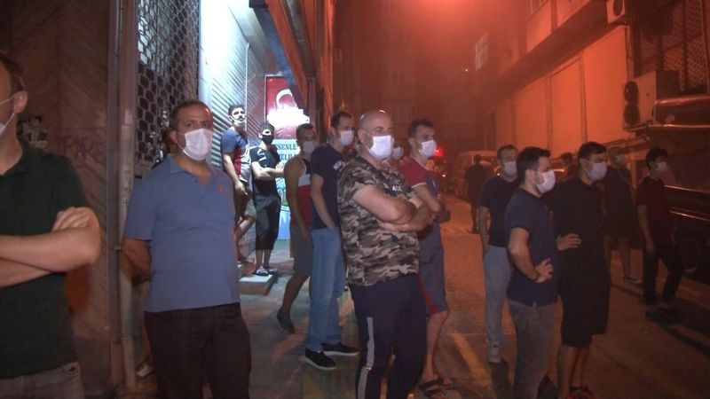 Esenler'de çıkan yangını, vatandaşlar film izler gibi izledi