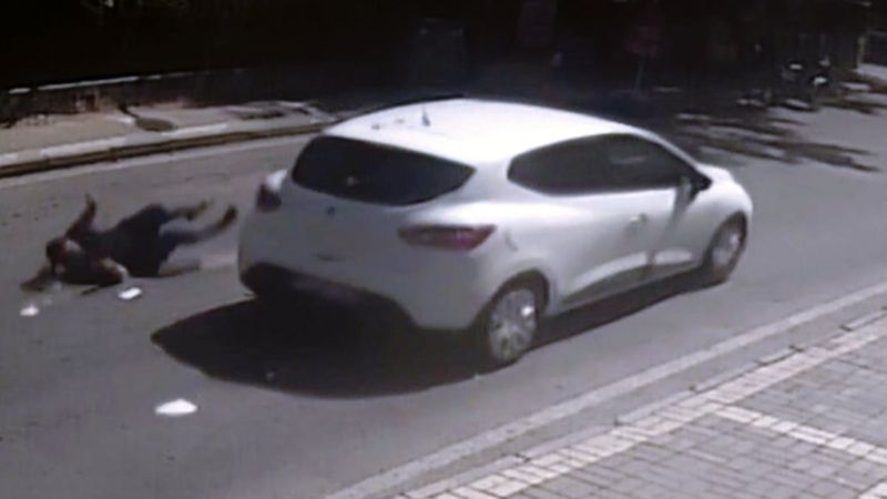 Antalya'da bir kadın, geri gelen aracın çarpması sonucu yaralandı