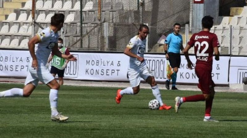 Akhisarlı futbolcular yönetimi protesto etti